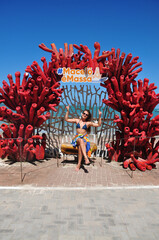 foto para intagram turista na decoração de corais Maceió é massa  - obrazy, fototapety, plakaty