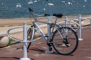 vélo aluminium en bord de plage - obrazy, fototapety, plakaty
