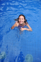 Fototapeta na wymiar menina sorridente na piscina 