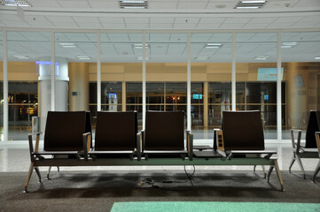 bancos no interior de aeroporto 