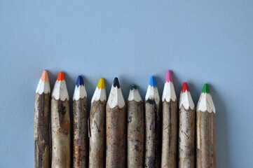 lápis coloridos em fundo azul 