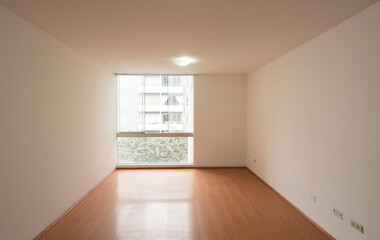 sala de departamento con vista a la calle y acabados de parquet