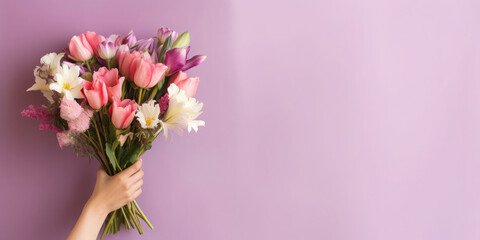 Hand einer Frau hält bunten Blumenstrauß auf violetten Hintergrund - Mit Platz für Text