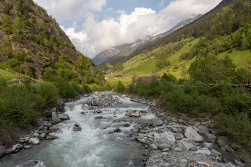 Sommer in den Alpen mit Wiesen, Wasserfällen und Gletschern