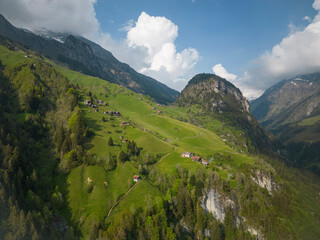 Fototapeta premium Sommer in den Alpen mit Wiesen, Wasserfällen und Gletschern