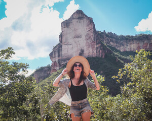 Turista em frente à Pedra da Catedral, Jalapão, Tocantins