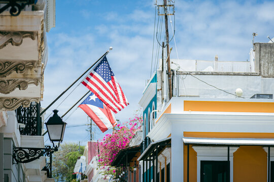 Flaggen der USA und Puerto Rico in Old San Juan, Puerto Rico