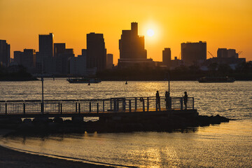 Obraz premium view from Odaiba, Tokyo, over the bay to the skyline of Tokyo at sunset