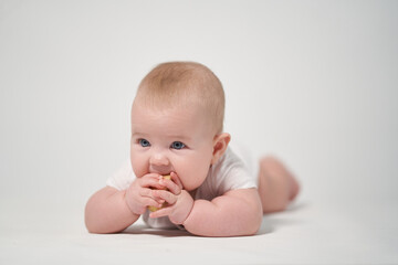 7 month old baby eating apple slices