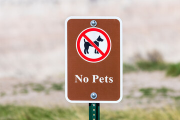 Sign indicating no pets allowed in the Badlands National Park.
