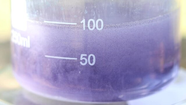 After adding potash powder to the citric acid solution and active mixing, a neutralization reaction occurs, carbon dioxide is released, and the Congo red indicator dye changes color.