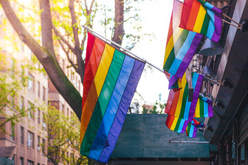 LGBTQ+ Pride Regenbogen Flaggen in der Christopher Street, New York City