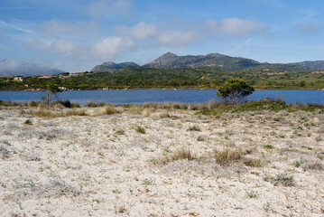 La spiaggai e lo stagno retrostante di Lu Impostu