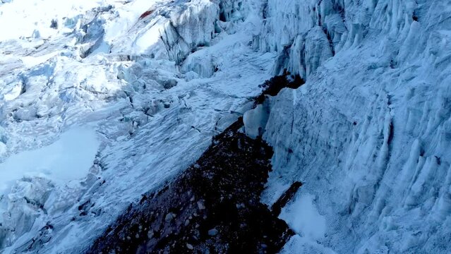 Toma a&eacute;rea de volc&aacute;n Cotopaxi con drone en el glaciar y grietas