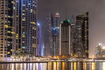 Naklejka premium Dubai Marina at night