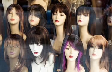 Obraz premium Mannequins wearing wigs in a store.