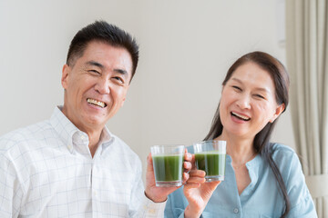 青汁を飲む高齢者夫婦