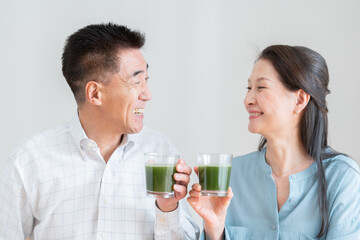青汁を飲む高齢者夫婦