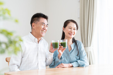 青汁を飲む高齢者夫婦