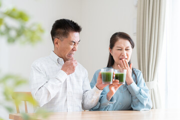 青汁を飲む高齢者夫婦