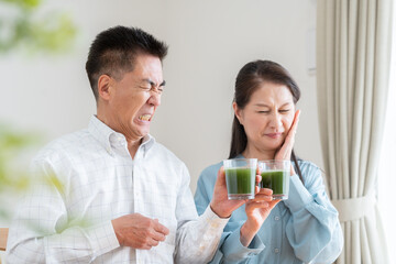 青汁を飲む高齢者夫婦