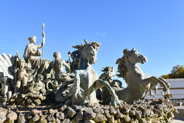 EN LA BASE DEL MONUMENTO A LOS GIRONDINOS HAY UNA IMPRESIONANTE FUENTE CON CABALLOS PECES Y LA...