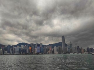 Obraz premium Overcast weather in the afternoon in Victoria harbour, Hong Kong. View from Avenue of Stars, Tsim Sha Tsui.