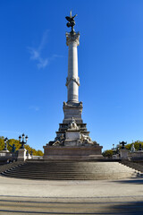 Fototapeta na wymiar VISTA POSTERIOR DEL MONUMENTO A LOS GIRONDINOS. BURDEOS, FRANCIA.