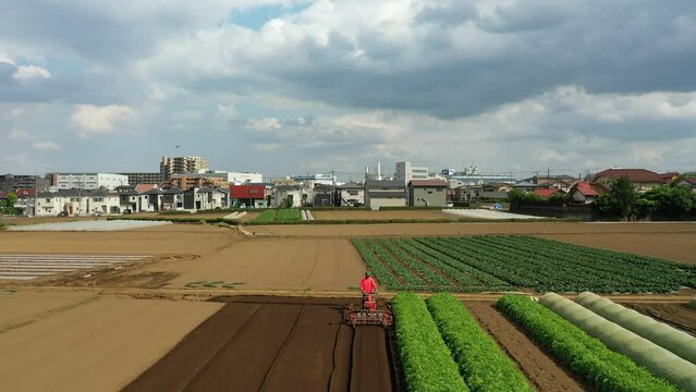農業と自然の風景を表現しています。農業は、私たちの生活に欠かせないものです。農業によって、私たちは食料を得ることができます。また、農業は、私たちの生活環境を支えています。農業は、自然と共存しながら、私たちの生活を豊かにしてくれます。