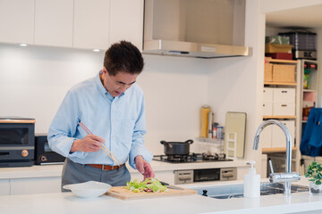料理をするシニアの男性