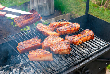 Barbecue. Removing the finished meat from the grill when frying on coals