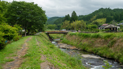 梅雨入りした里村、熊本県北里村を流れる小川の風景