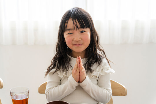 食事のあいさつをする日本人の女の子