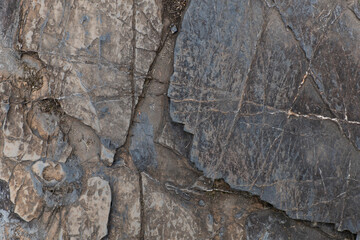 ギザギザに傷ついた古い庭園の岩石、岩肌の壁　テクスチャー