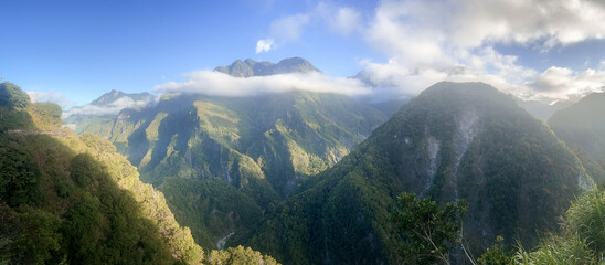 Obraz premium The cloud capped mountains of Taroko National Park in Taiwan