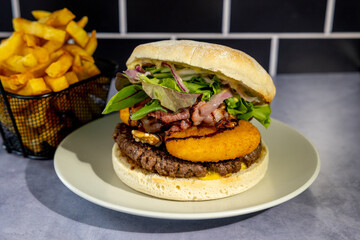 Hamburger frites repas fast food restaurant bistro salade sauce fromage déjeuner diner faim délicieux