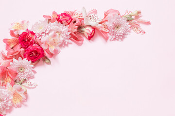 Fototapeta na wymiar alstroemeriaand chrysanthemums flowers on pink background