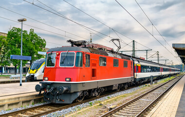 Fototapeta na wymiar Train to Zurich at Singen station in Germany
