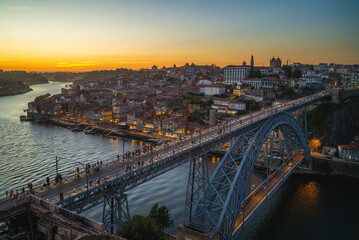 Dom Luiz bridge over river douro at porto in portugal at night - obrazy, fototapety, plakaty