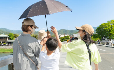 京都嵐山に旅行する家族
