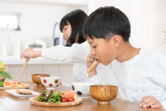 自宅で朝食を食べる家族