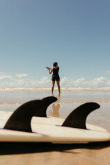 Naklejka premium woman with her surfboard on the beach
