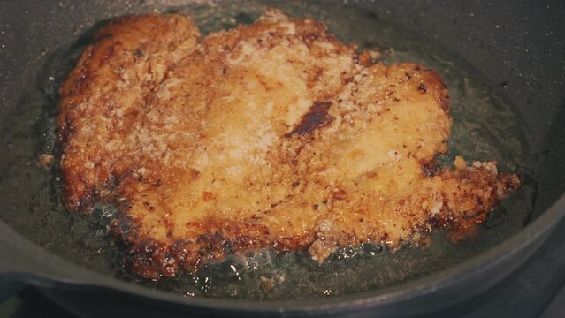 【料理】チキンカツを油で揚げる様子