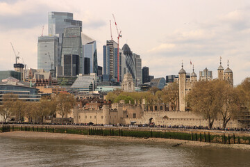 Londoner Gegensätze; Tower of London vor der Skyline der City