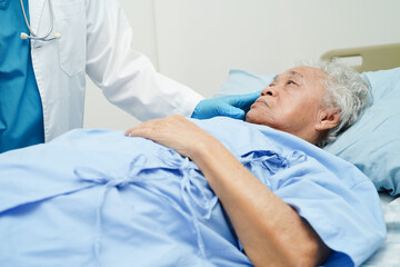Obraz premium Doctor taking care, help and encourage Asian elder senior woman patient in clinic hospital.