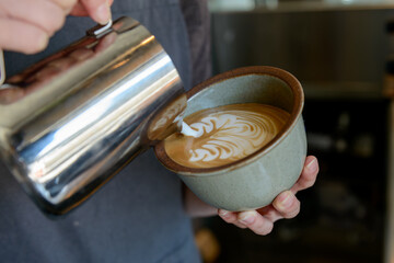 ラテアートを作るバリスタの手元　カフェラテ　