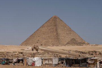 Fototapeta na wymiar Vista de la Esfinge con las Pirámides en el fondo, Guiza, Egipto