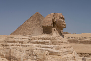 Vista de la Esfinge con las Pirámides en el fondo, Guiza, Egipto