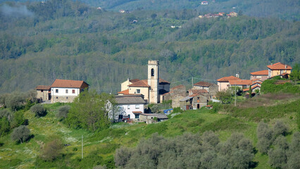 Parco Nazionale dell'Appennino Tosco-Emiliano in Italien mit Kirchturm