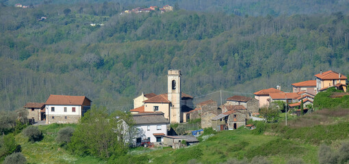 Fototapeta na wymiar Parco Nazionale dell'Appennino Tosco-Emiliano in Italien mit Kirchturm